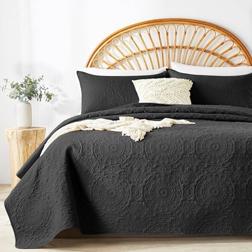 WURUIBO Black Quilt Set King/Cal King Size, Embossing Microfiber Bedspreads with Pillow Sham, Ligthweight Breathable Thin Coverlet, Reversible Bedding Set for All Season (1 Quilt, 2 Pillow Shams) by WURUIBO