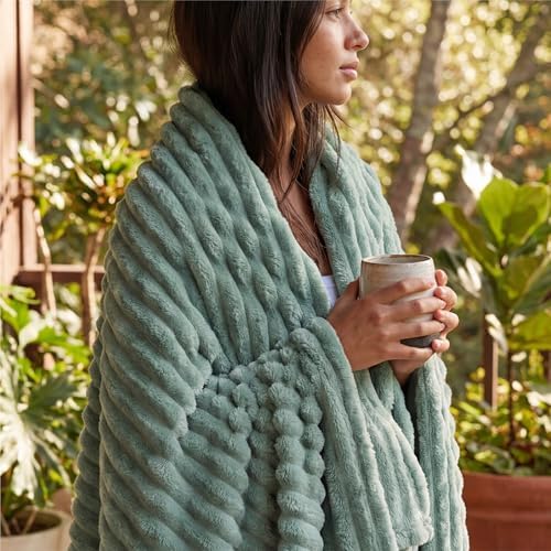 Bedsure Soft Sage Green Throw Blanket for Couch Decor Gifts 50"x60" - Image 4