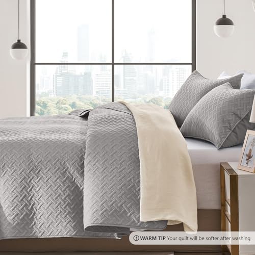 FLYMME King Size Quilt Bedding Set Light Grey Lightweight Bedspreads Set,Soft Microfiber Bed Coverlet 3 Pieces (1 Quilt, 2 Shams) - Image 4